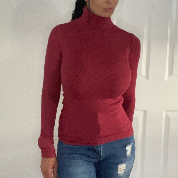 Dark red turtle neck top - Picture 2 of 2